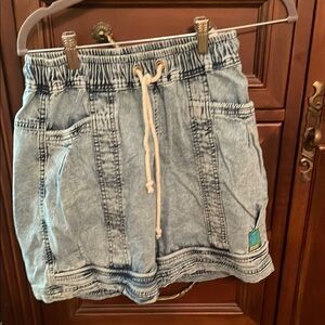 Blue Cargo Shorts with Elastic Waistband and Relaxed Fit